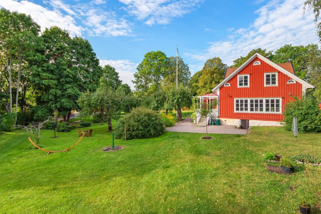 Trädgårdsrenovering Veranda med Stödmur Villa. Grossgärdet, Norrtälje.