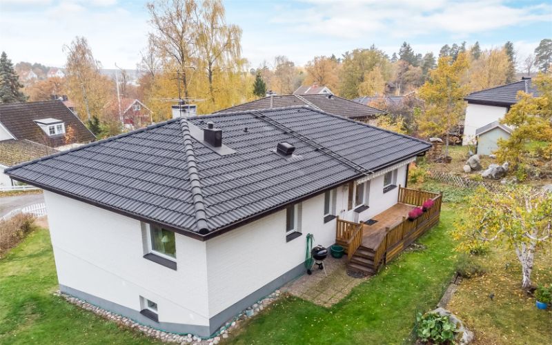 Grundförstärkning vid sättningsskada i betongplatta av hus. Hedesunda, Brunn