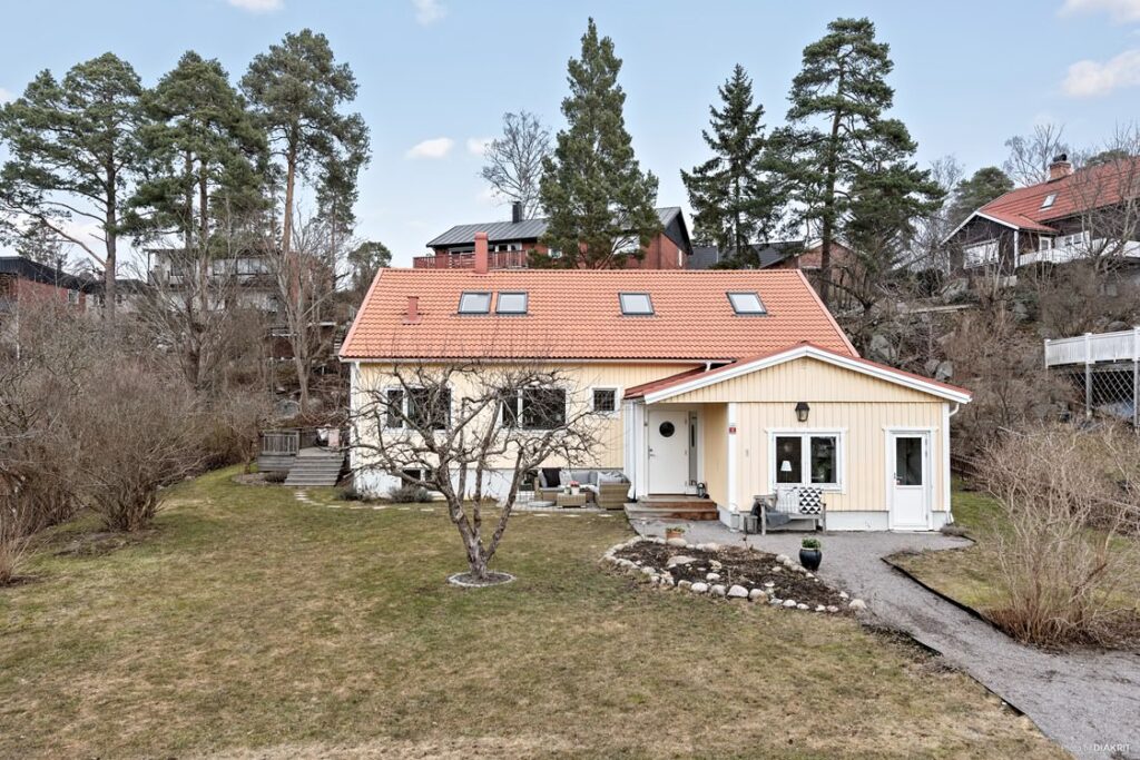 Nylagd Marksten garageuppfart. Smedby, Åkersberga