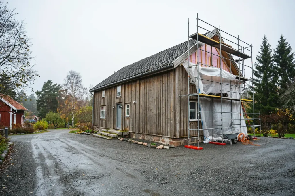 hyra byggst llning och montera v derskydd s krare renovering och b ttre skydd f r huset